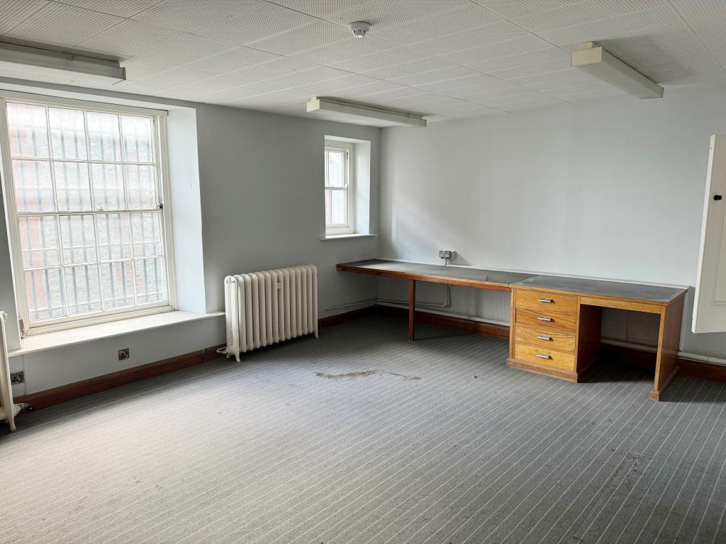 Lot: 134 - FREEHOLD FORMER BANK PREMISES OF OVER 3,300 SQUARE FEET OVER FOUR FLOORS - An Office on the first floor
